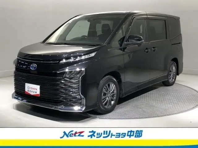 Toyota Voxy 2023 из Японии