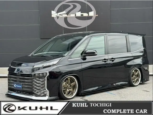 Toyota Voxy 2023 из Японии
