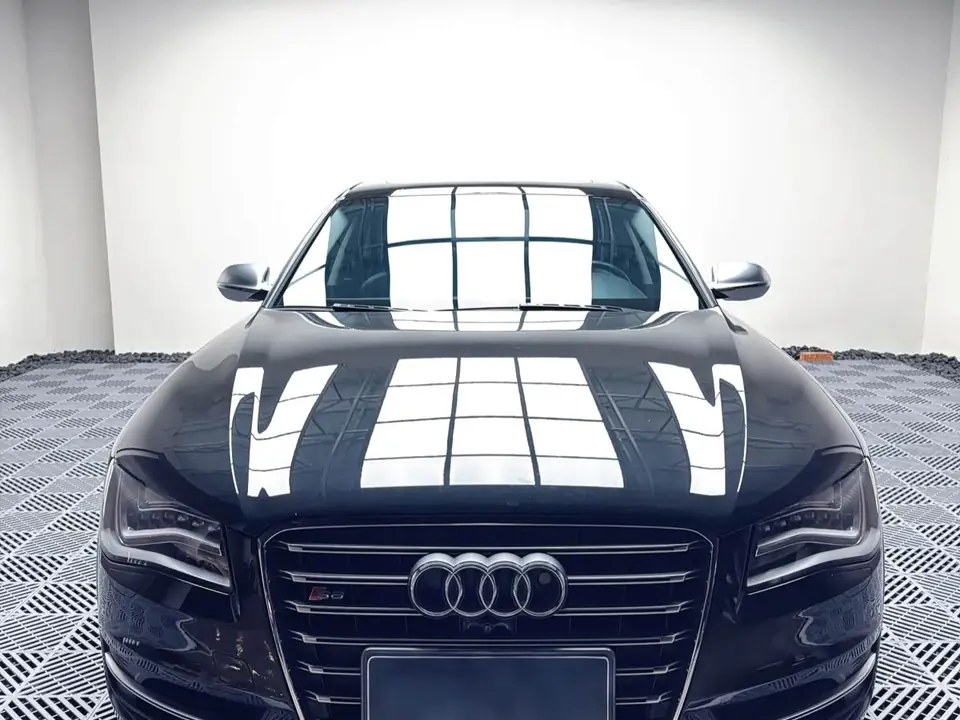 Audi S8 2012 из Китая