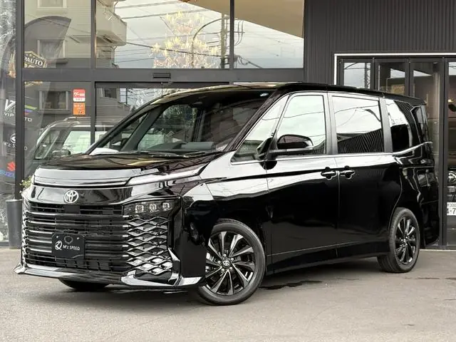Toyota Voxy 2026 из Японии